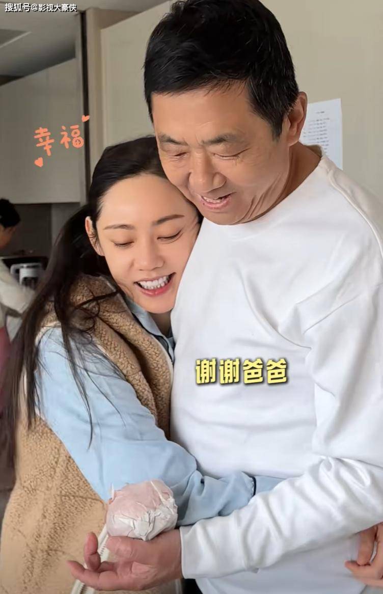 秋瓷炫与公婆共住北京大平层,与公公亲密拥抱像父女,儿子颜值抢镜