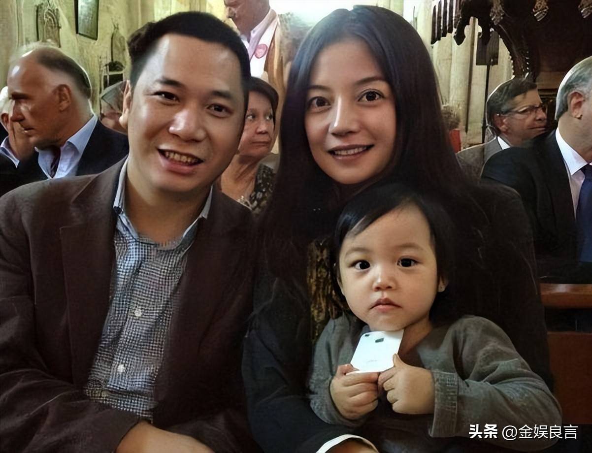 赵薇女儿晒瑞士留学视频，15岁四月穿着大胆，长相甜美但不像母亲
