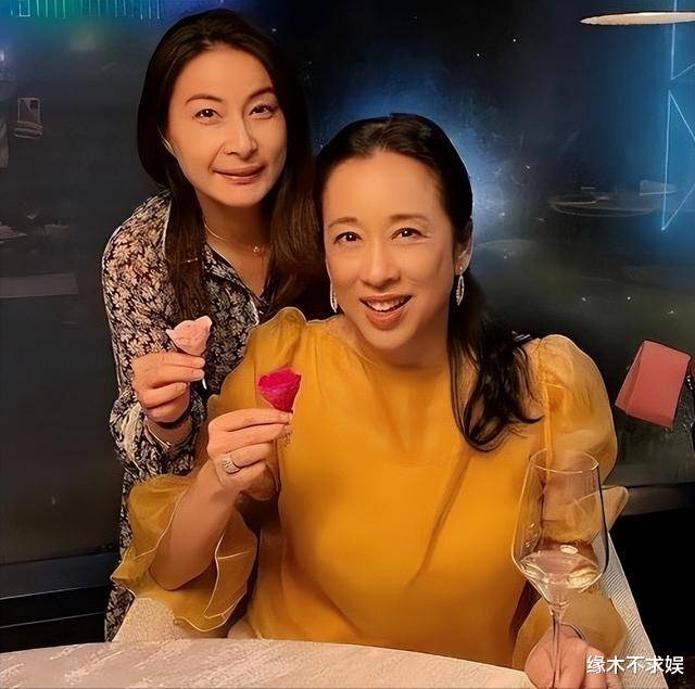 原创郭晶晶街头偶遇，时髦打扮超吸睛，霍启刚休闲风成“宝爸”