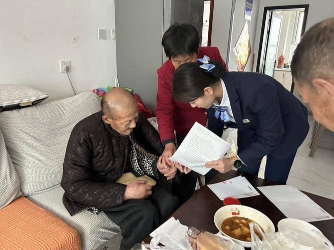 病重老人被要求亲自去取钱，不幸在银行门口去世，为什么把人逼到绝境