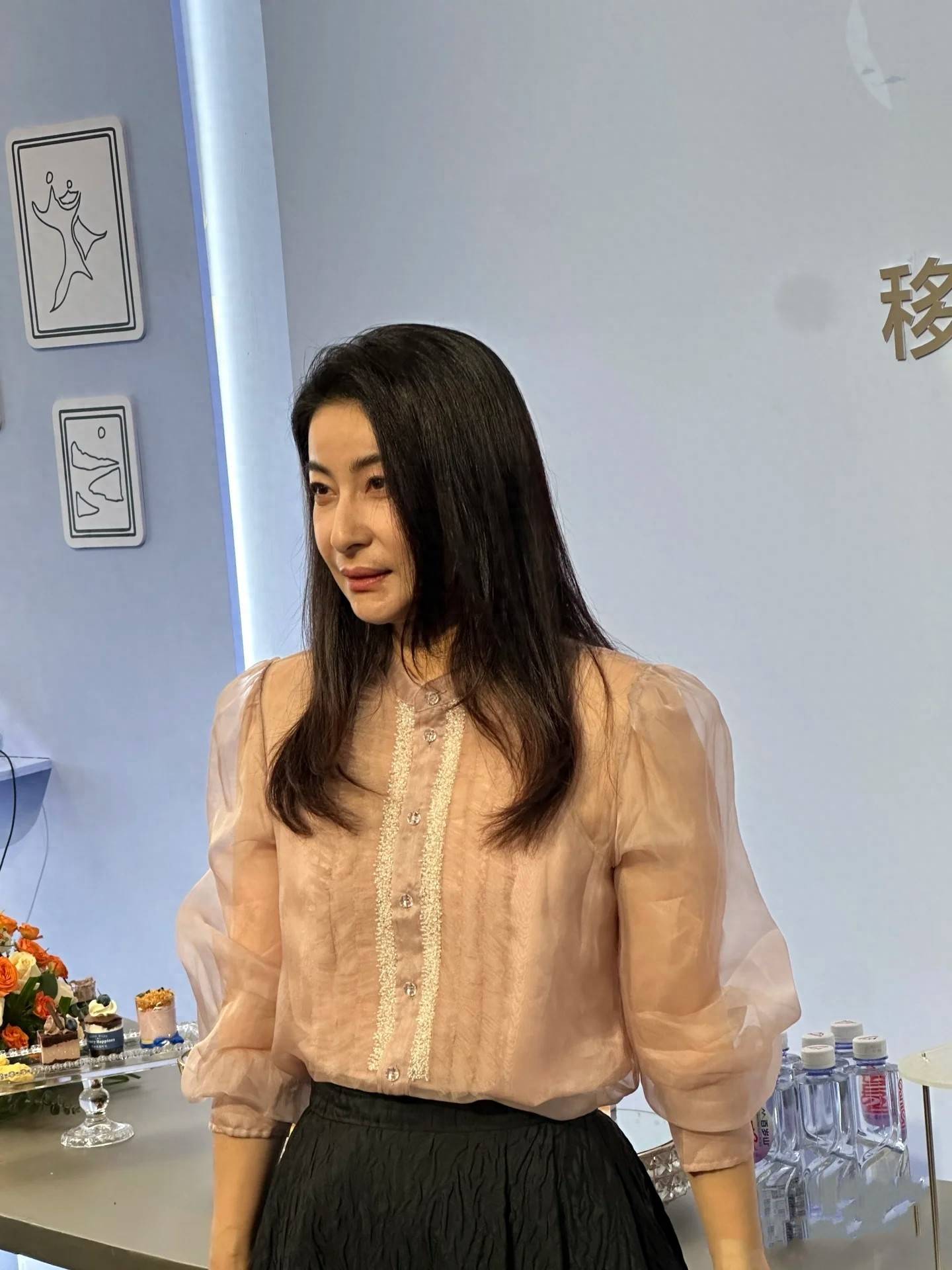 原创郭晶晶现身北京水立方，穿黑裙配纱衬衫，一头光亮的黑发又美又飒