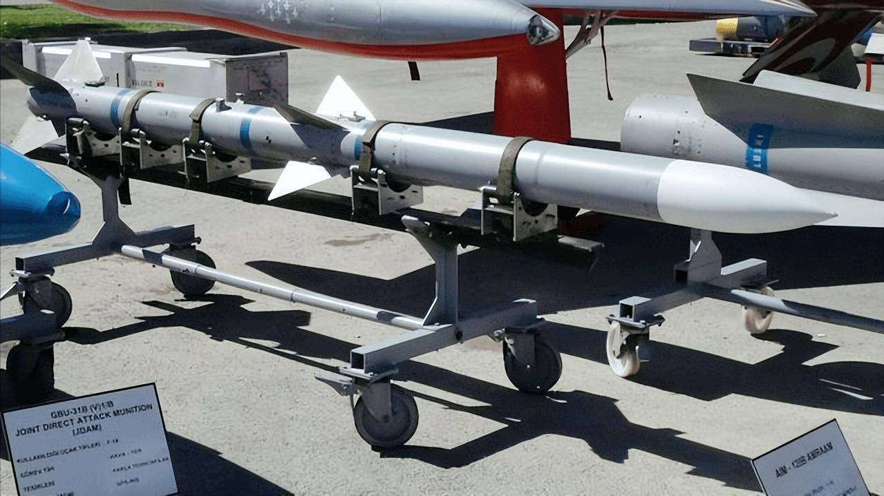 对抗中国空军的致胜法宝？AIM-260首次亮相，性能碾压中国PL-15？