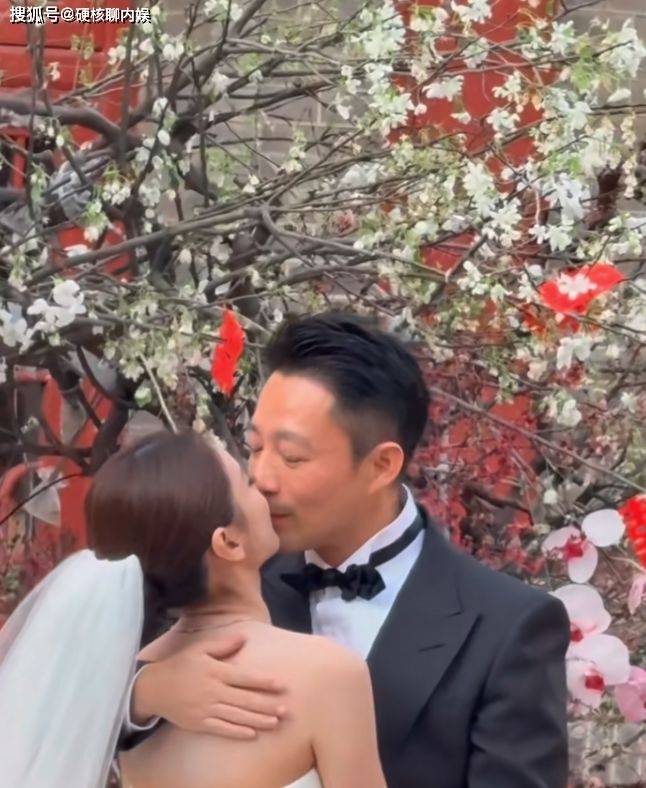 汪小菲大婚全过程曝光，众人都笑仅一人落泪，对比大S婚礼太相似