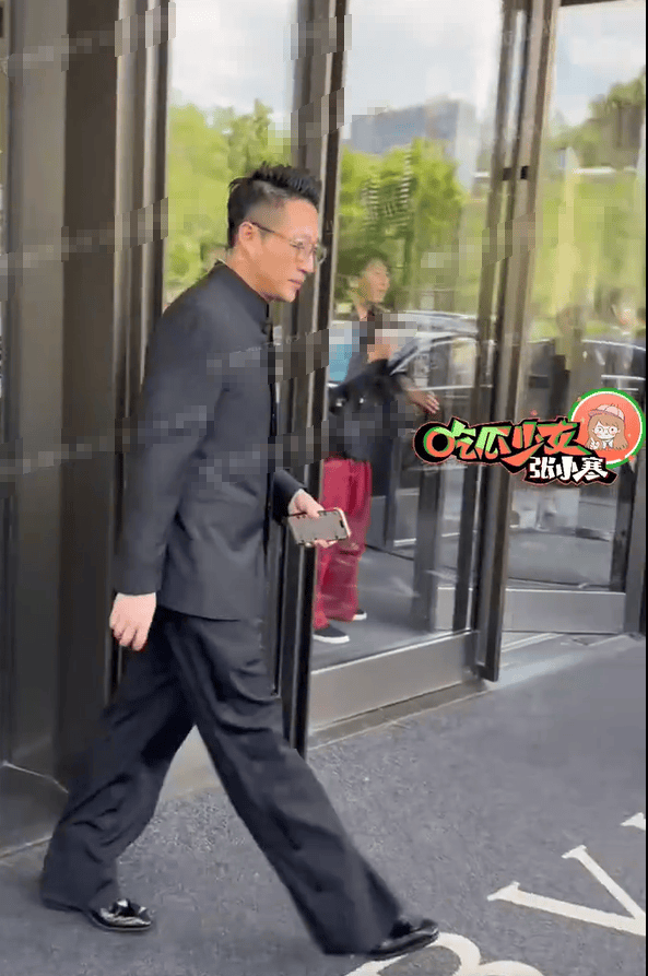 汪小菲婚礼现场！马筱梅穿秀禾喜庆，张兰穿白色旗袍，现场刮大风