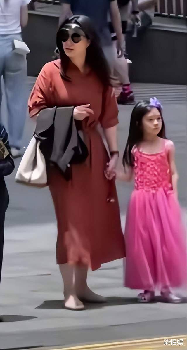 郭晶晶一家五口逛街，小女儿长发如瀑，颜值超越妈妈，太吸睛！