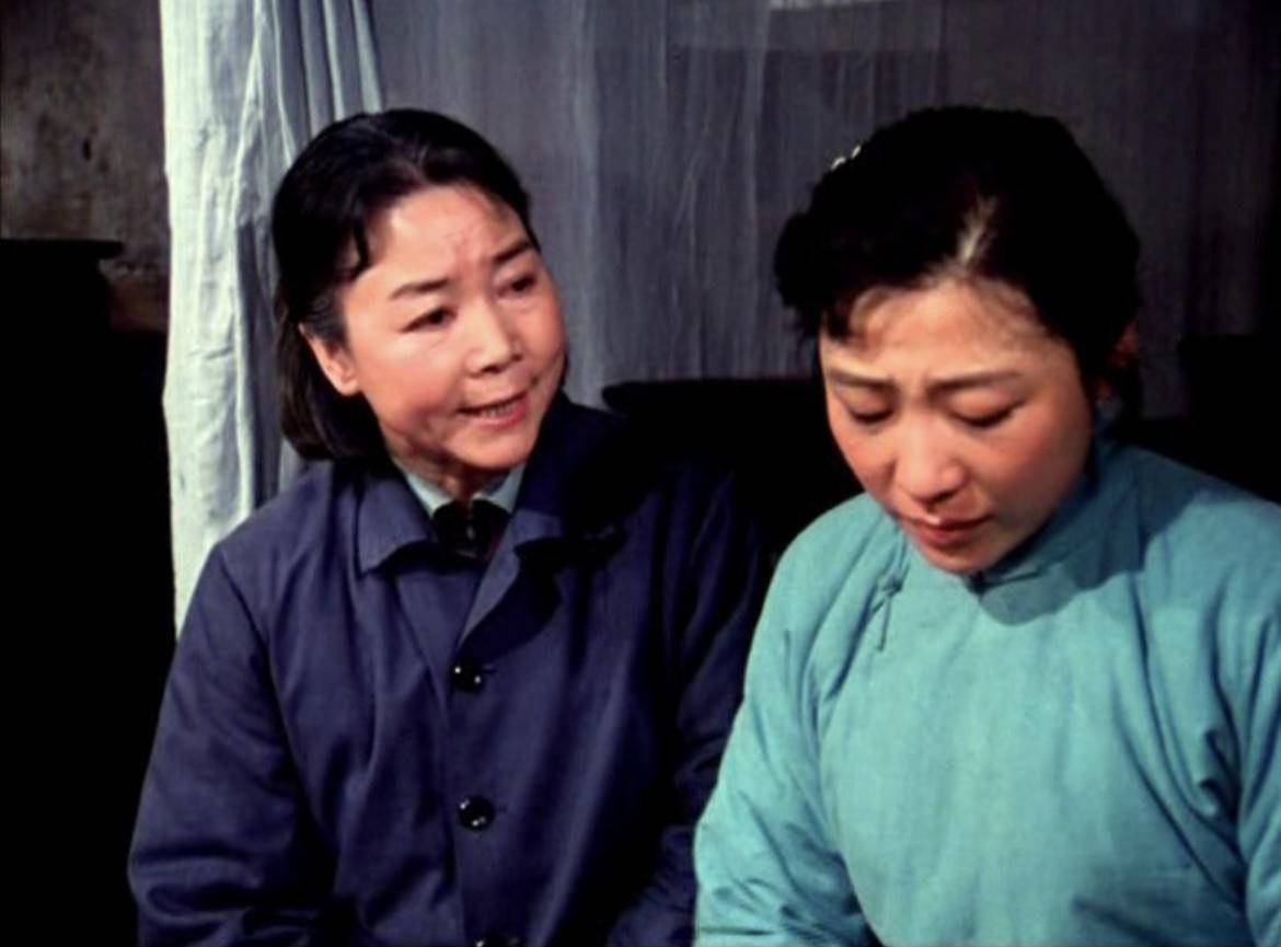 老艺术家田华第四代重孙子正面照曝光小家伙戴着眼镜和太奶奶撞脸