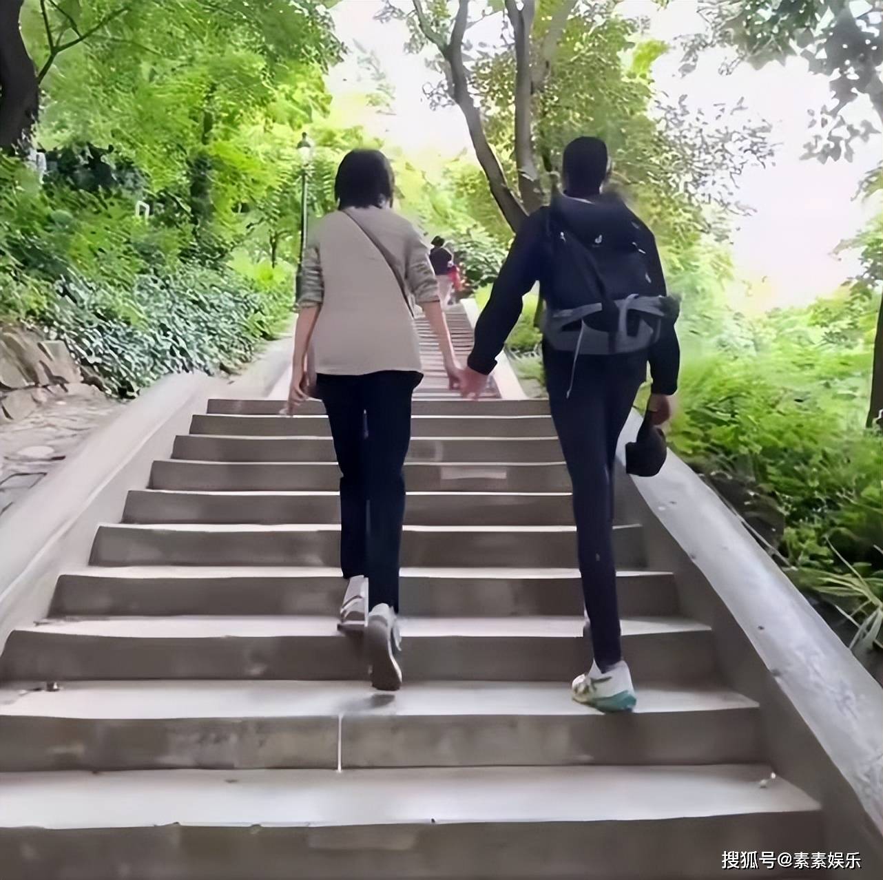 刘嘉玲回苏州参加同学会超低调：淡妆出镜不抢风头，气质仍旧超群