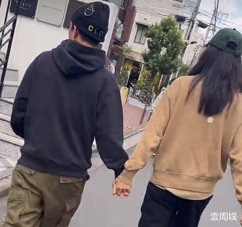 陈冠希日本逛街被偶遇，妻子十指紧扣甜蜜秀恩爱，身高差异引关注