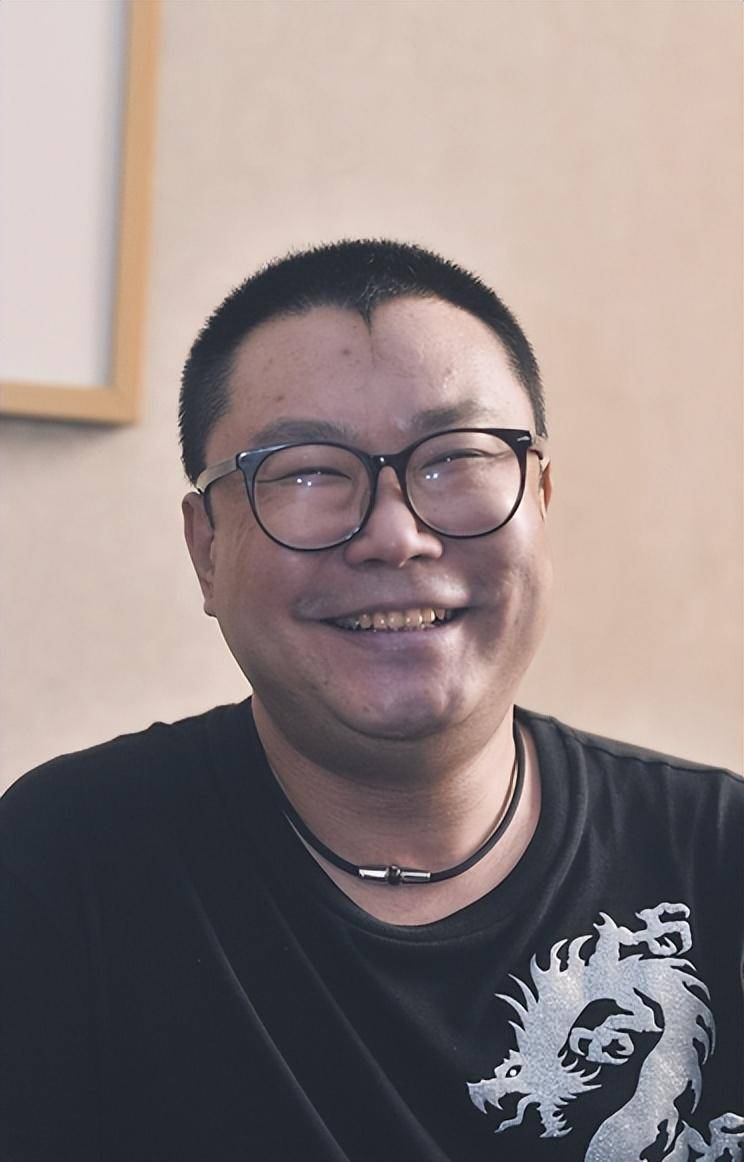尹相杰现状：靠接商演生活，身形消瘦判若两人，和小妻子很恩爱