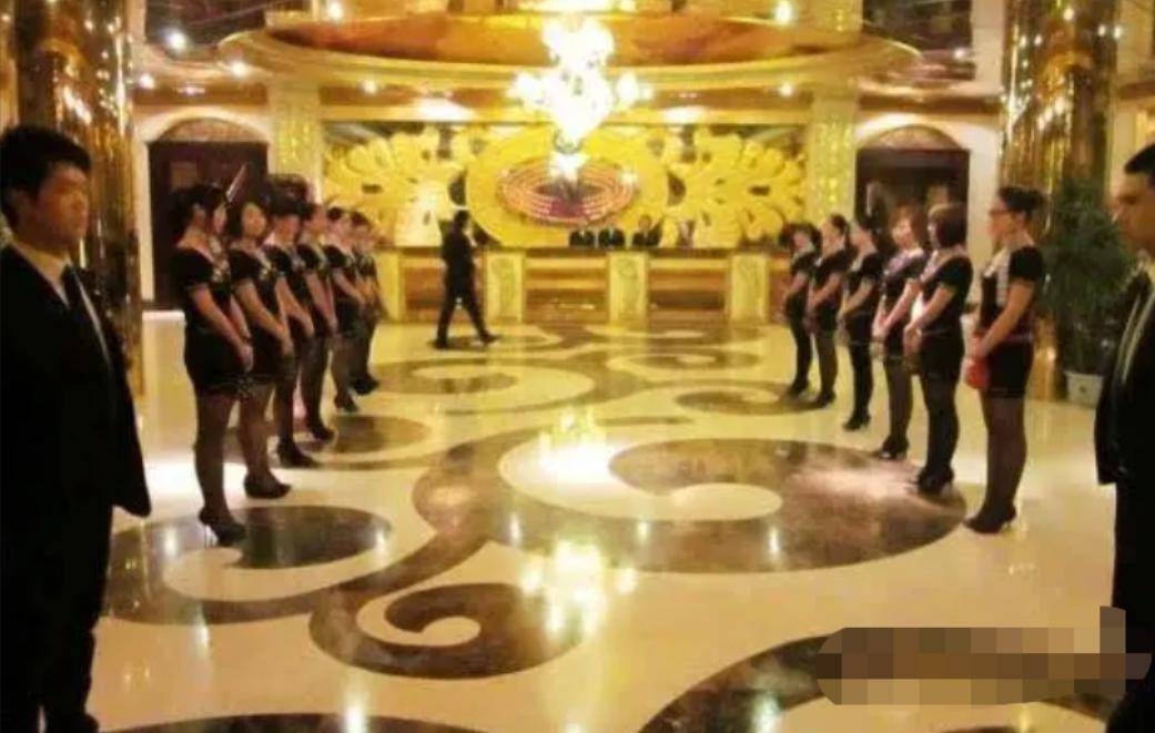铁粉空间骗了多少人16年300名警察连夜封锁郑州一娱乐场所仅女服务员装了6辆大巴  第4张