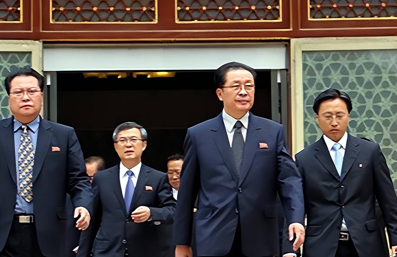 2013年，朝鲜“驸马爷”张成泽审判现场：脸上有被殴打过的痕迹