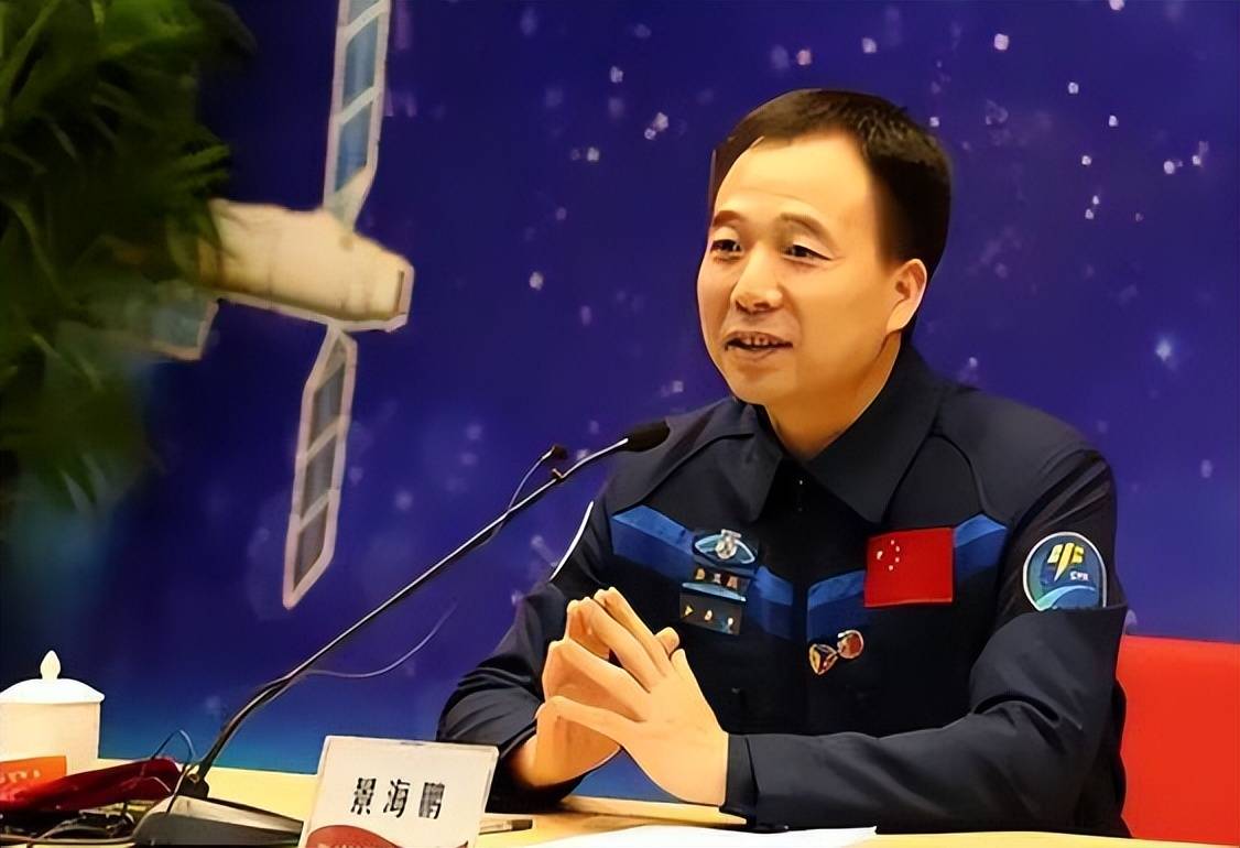 景海鹏：中国唯一一位四次登上太空的人，妻子儿女现在如何？