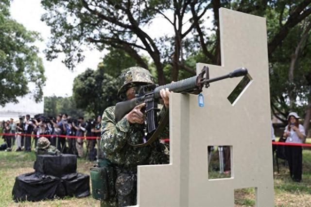 台湾亮出两个大动作，为赖清德逃跑做准备？解放军三招锁死