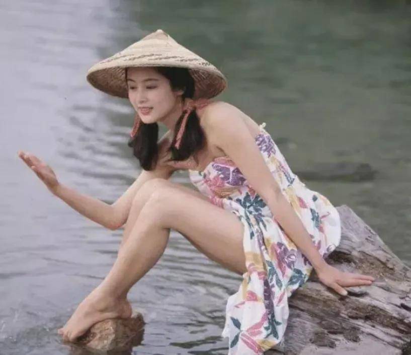 20多年前陈红在陈凯歌家拍照，她躺在沙发上的样子，堪称人间尤物
