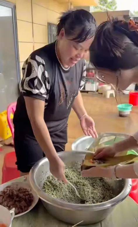 全红婵妈妈给施工队包粽子，网友撮合女员工当儿媳妇，操不完的心