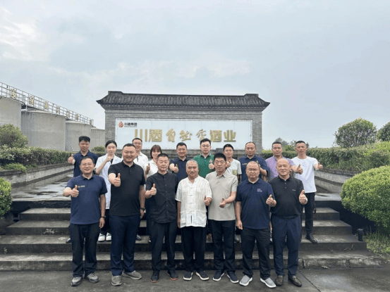 张良酿酒才具巨匠事业室领办人张良赴川酒集团视察相易