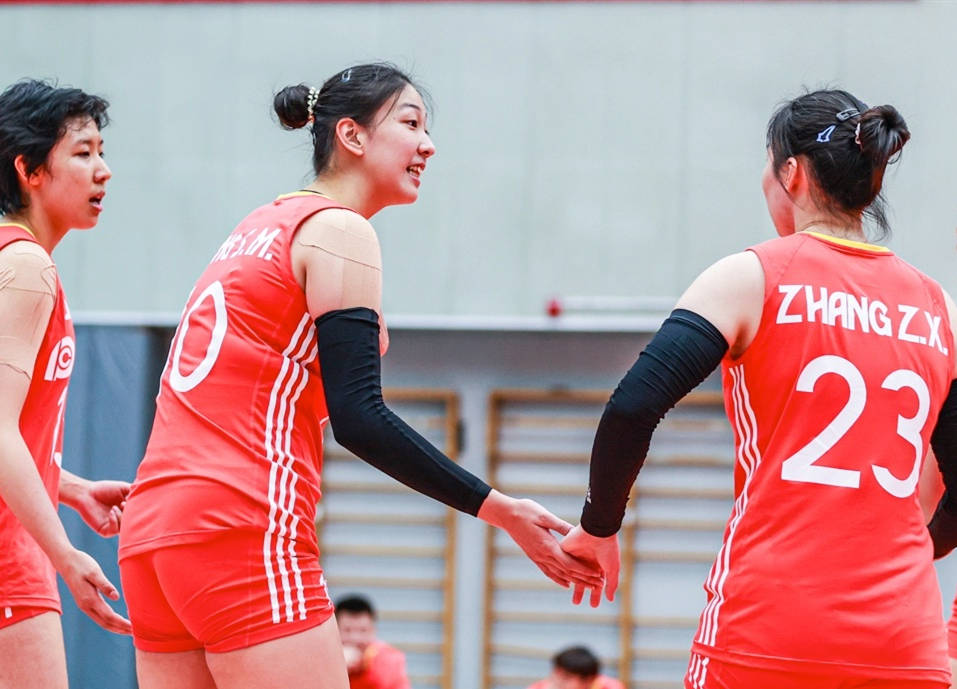 原创             中国女排打造新三叉戟！22岁得分王+16岁1米93天才重炮：赵勇放大招