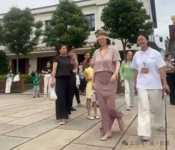 71岁的林青霞现身江西被偶遇，穿粉色衬衫搭缎面包臀长裙，雍容华贵很像贵妇