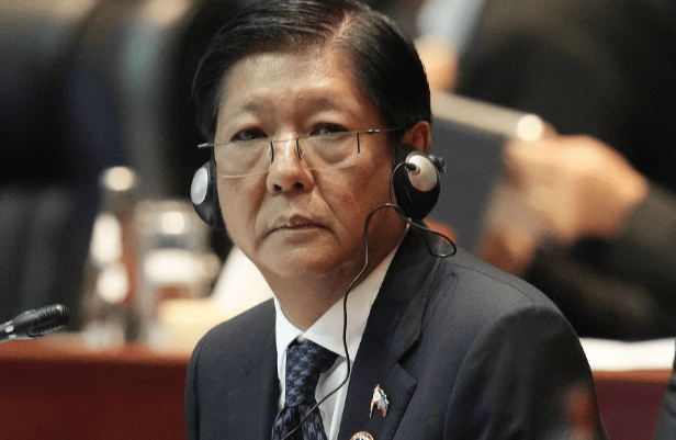 中方松口了，允许菲船只进来，马科斯低头，跟杜特尔特家族说好话 ​