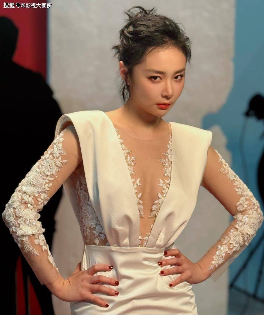 高叶被导演要求吃大蒜再接吻，袁弘硬塞她嘴里，大嫂一脸嫌弃！