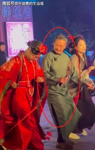 71岁赵雅芝直播大翻车，被吐槽一把年纪还卖笑，气到手抖仍保持优雅