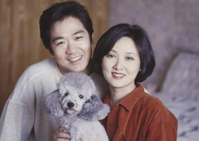 张国立和家人现身澳大利亚，67岁邓婕打扮像贵妇，夫妻俩状态超好