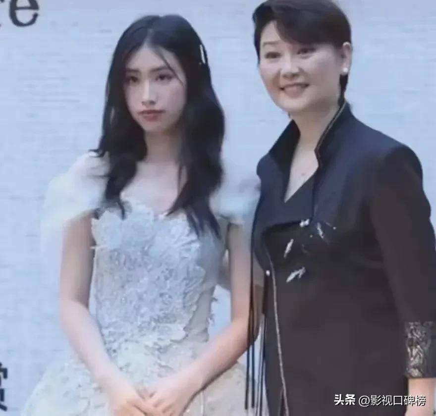 冯小刚女儿高中毕业回国, 19岁徐朵发色变成熟, 越长越像徐帆