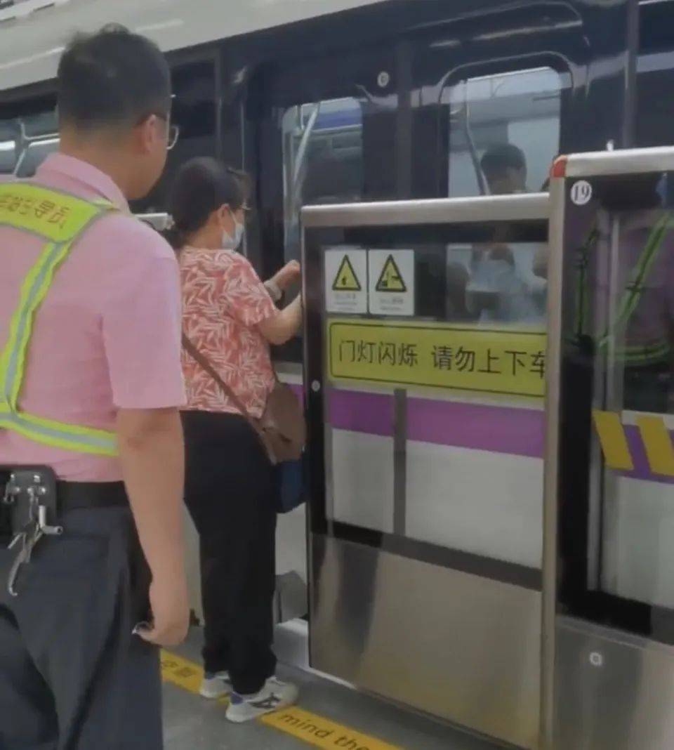 女乘客“甩包”逼停上海地铁5号线 官方回应：处置及时未影响运营