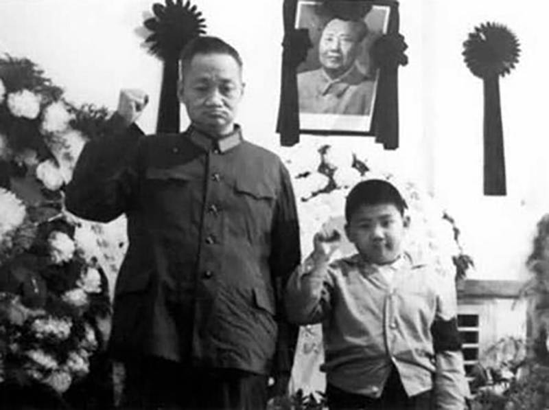 毛主席唯一孙子毛新宇，公开透露他和妻子工资，众人直呼难以置信