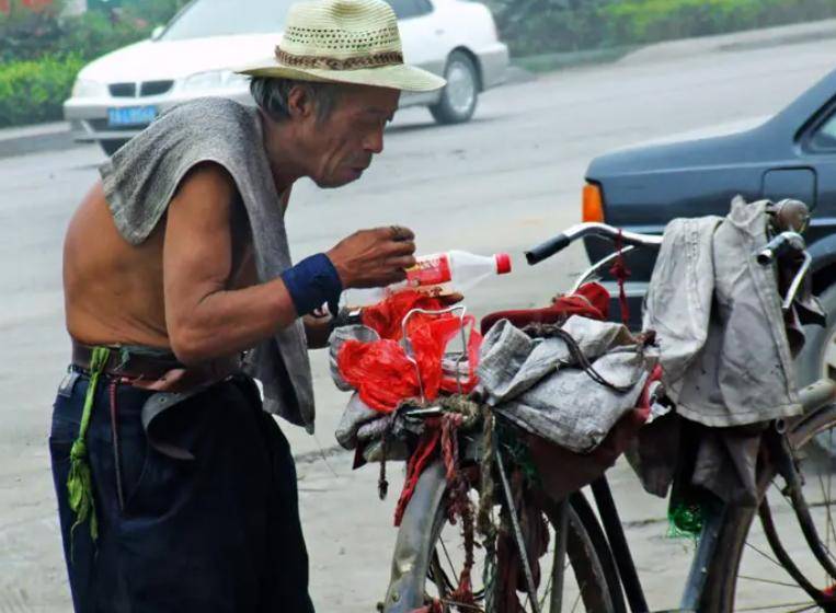 离曾经的故土，四处漂泊。最终，他成为了街头的拾荒者，靠捡垃圾为生。