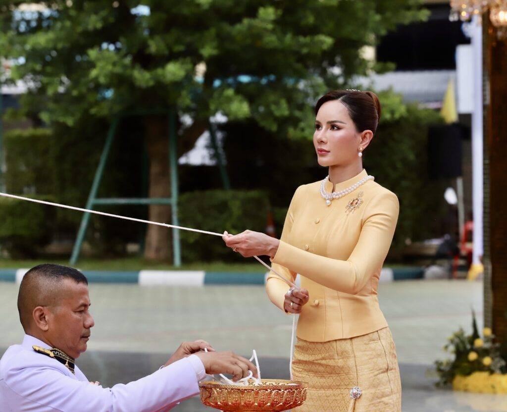 泰王又添“新小主”！新宠挑大梁，穿一身金色单独亮相身材真好