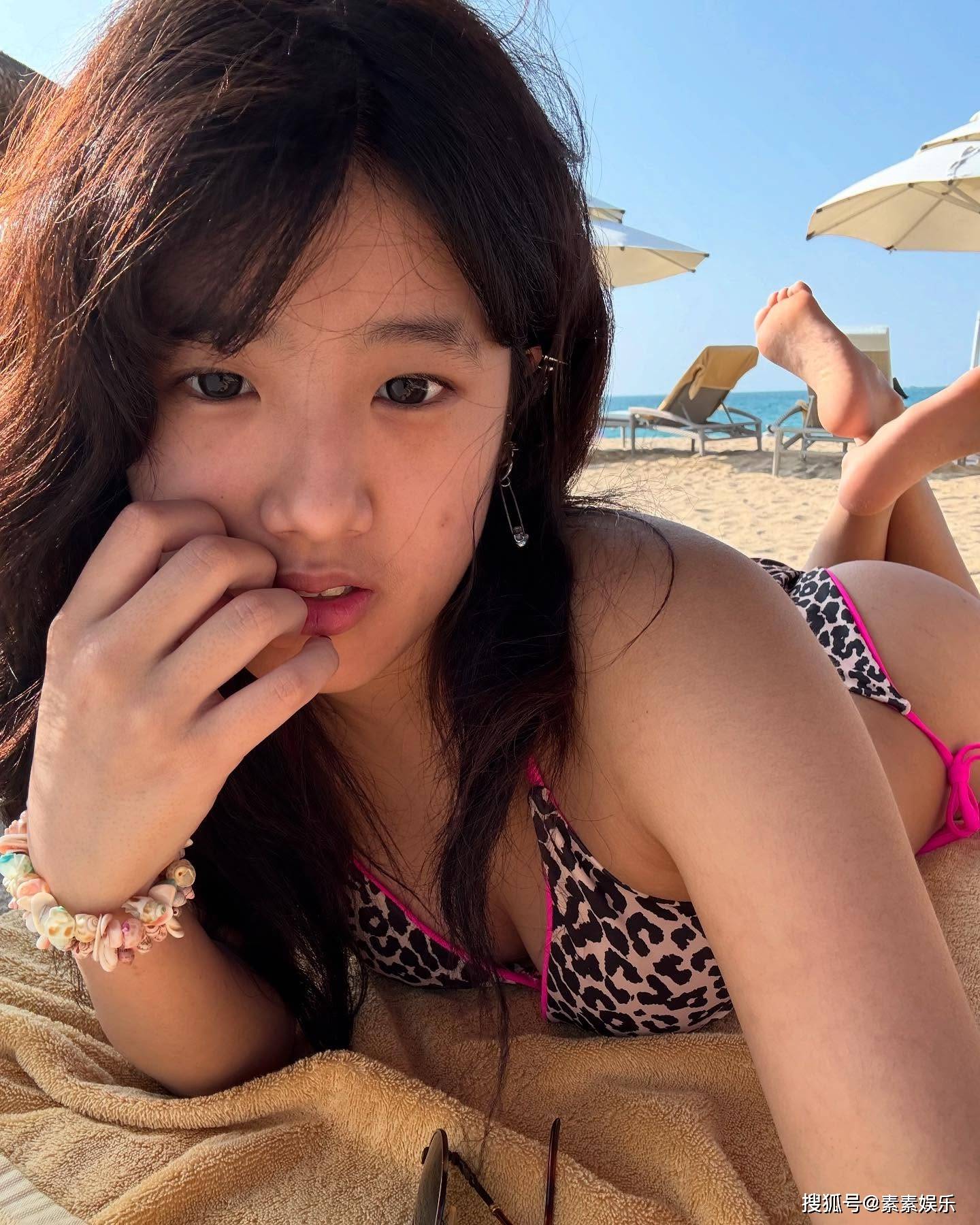 贾静雯19岁女儿梧桐妹被质疑已辍学，分享街拍变漂亮了