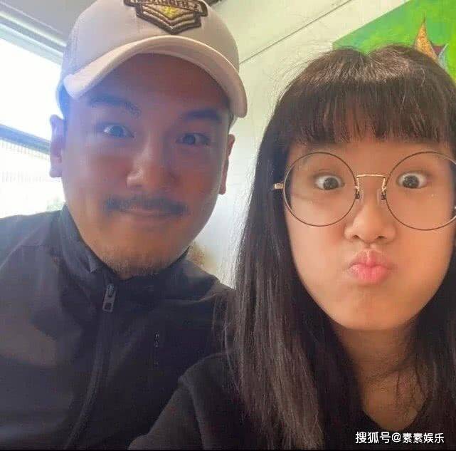 贾静雯19岁女儿梧桐妹被质疑已辍学，分享街拍变漂亮了