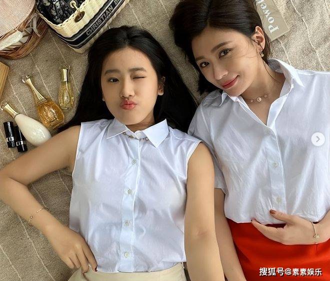 贾静雯19岁女儿梧桐妹被质疑已辍学，分享街拍变漂亮了