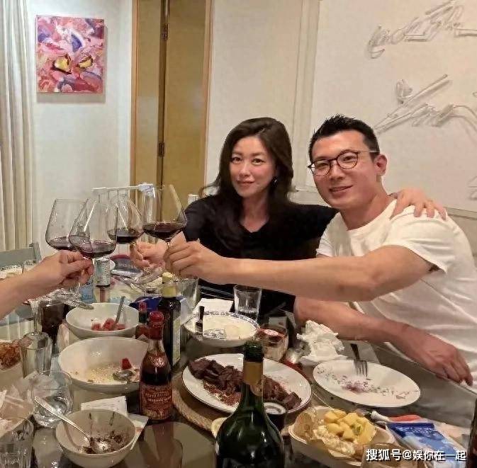 40岁朱珠陪老公出差意大利，女儿珠宝好乖巧，男方做高端西服生意