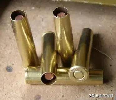 东北老哥耕地捡枪拍抖音，3小时后警察上门：查水表！丨轻武专栏