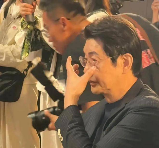 62岁程前罕见露面：昔日&quot;央视一哥&quot;两鬓斑白，儒雅气质不减当年