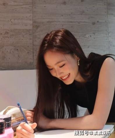 小S二女儿疑似整容，外貌模样大变，小S为女儿举办画展却关闭评论