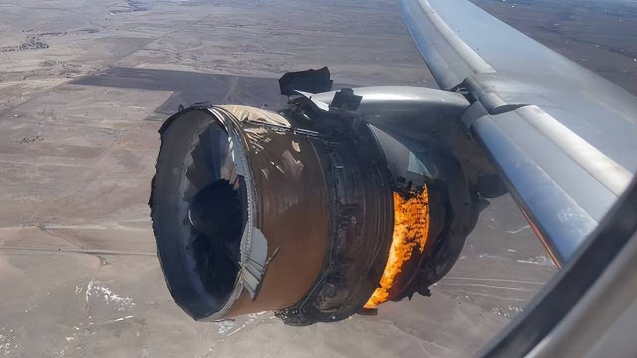 万米高空引擎炸成碎片！美联航1175迫降，退役舰载机飞行员封神