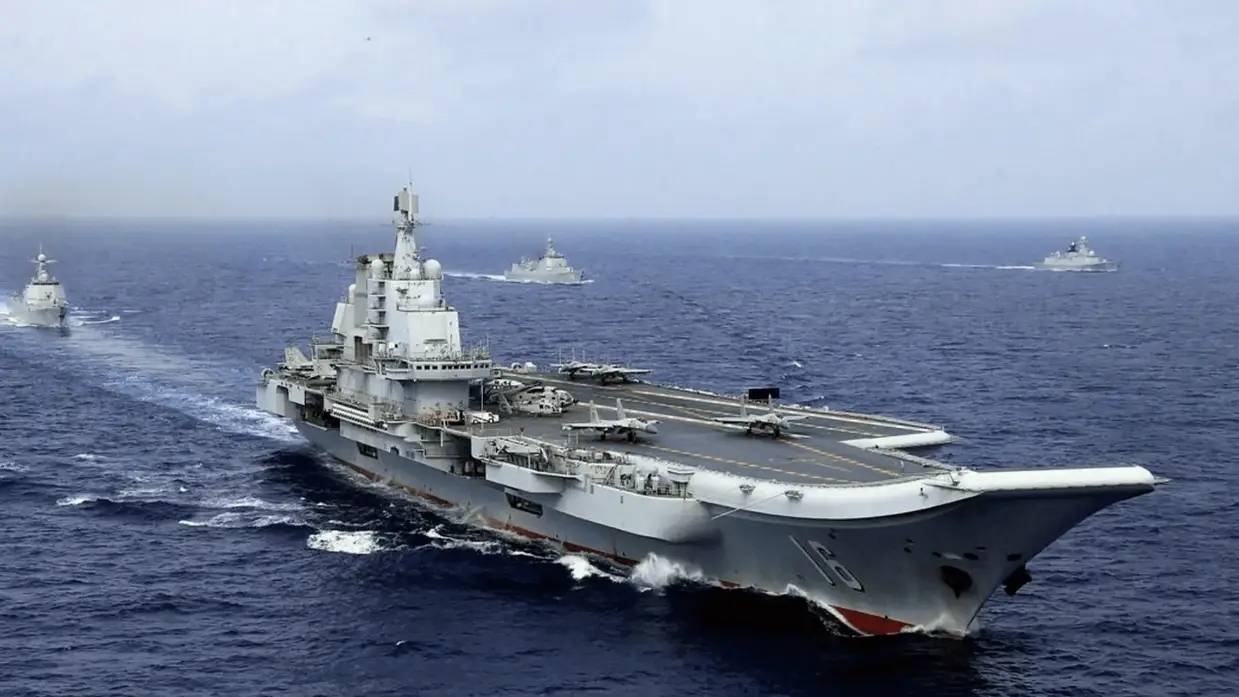 西太上空突发危局！四架外机实弹扑向辽宁舰，歼-15挂弹强势驱离