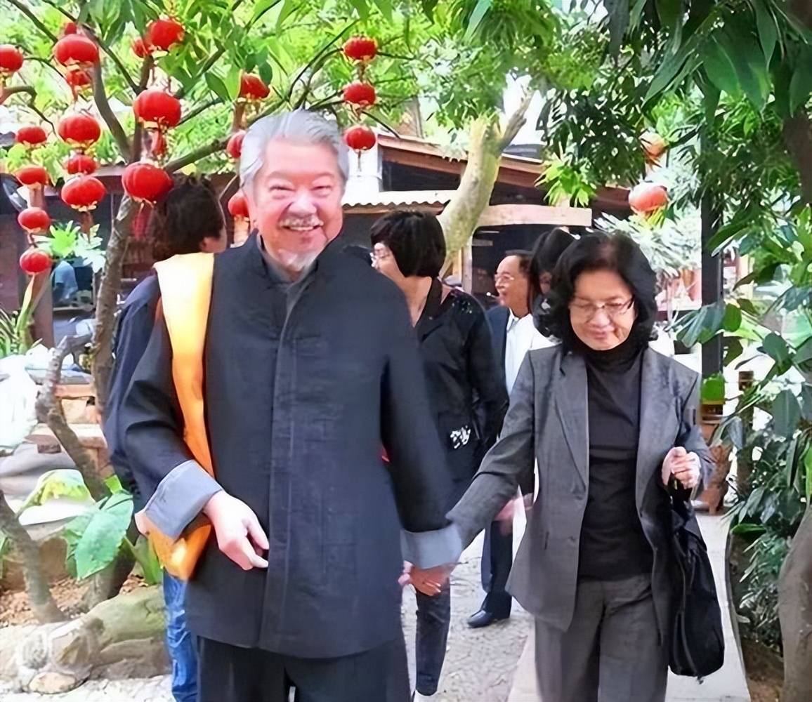 蔡澜去世前给8位保姆派发红包，并亲自写了卡片！内容太接地气了