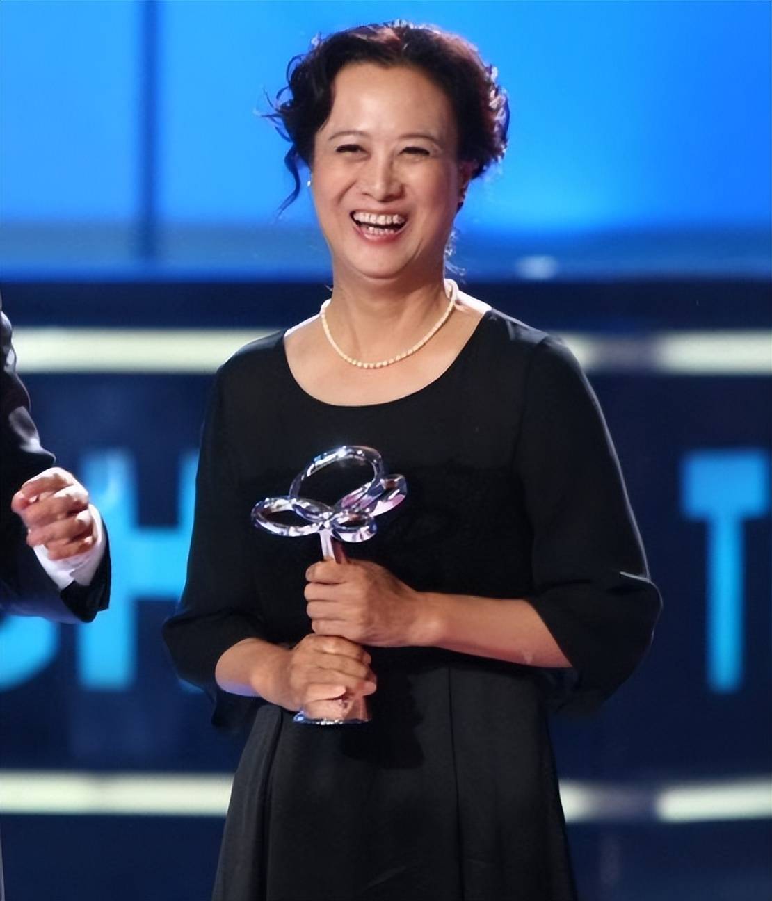 原来他是柏寒的儿子，13年前被托付给海清，如今蜕变成新天地主