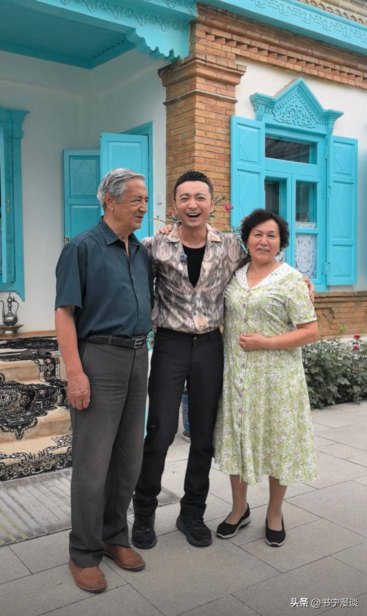 42岁尼格买提晒豪华新疆老家，超大房子装修精致，院子地毯铺设如豪宅