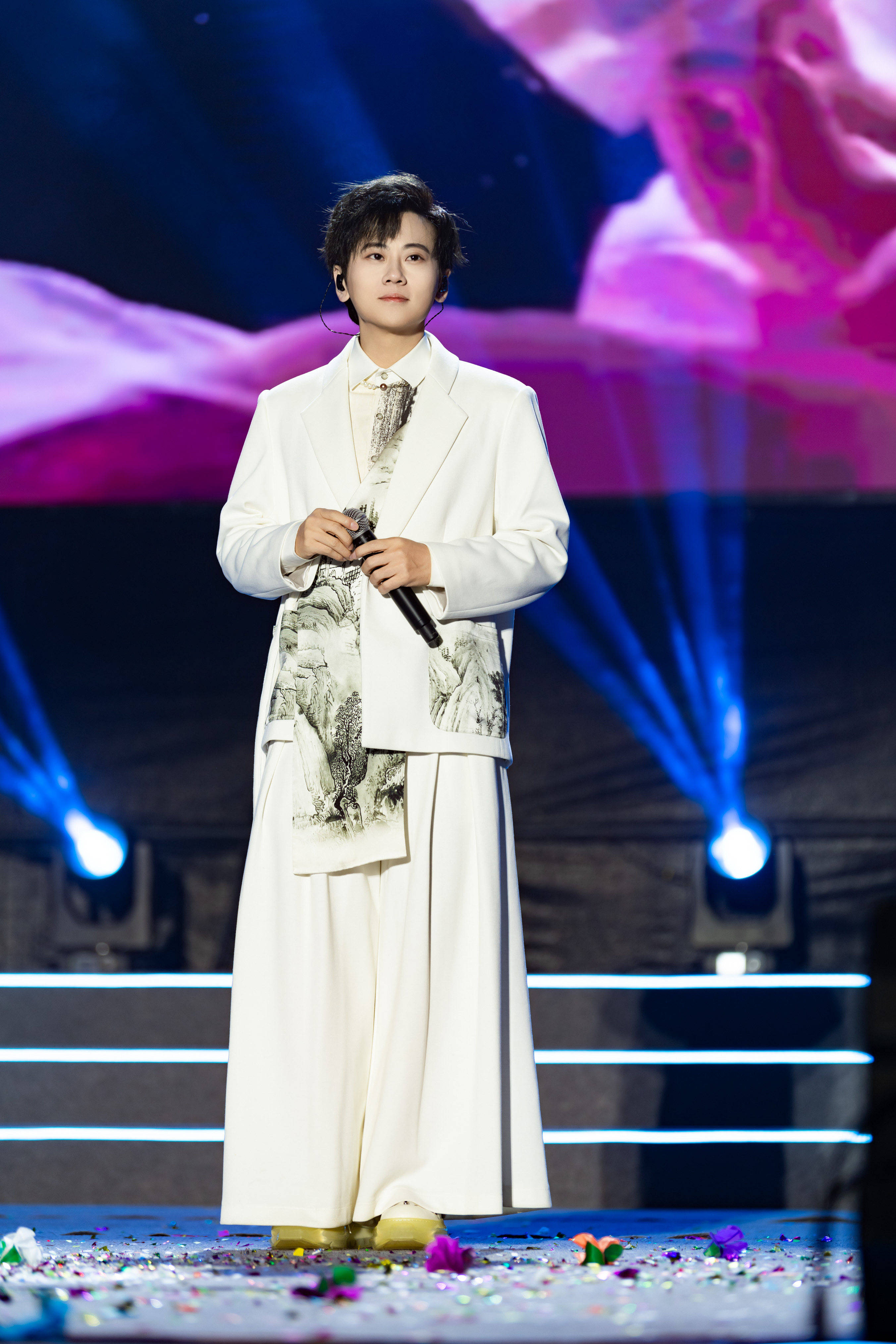 孙霄磊全新单曲《月影·嫦娥》震撼上线 独特声线演绎新国风摇滚