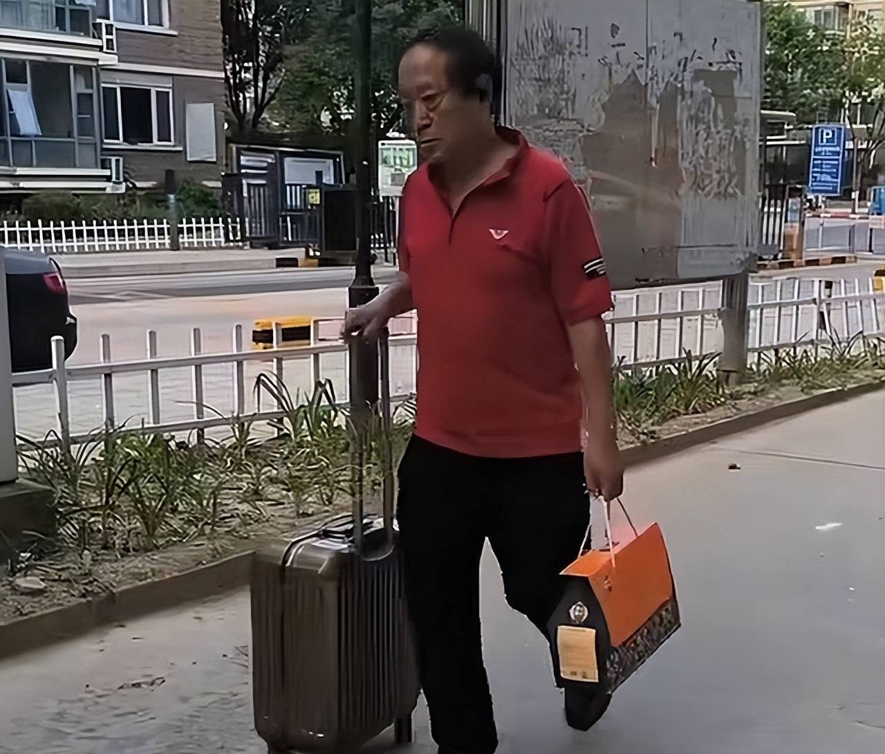 因“裸捐”散尽家财，而后妻离子散，75岁晚景凄凉的他，后悔吗？