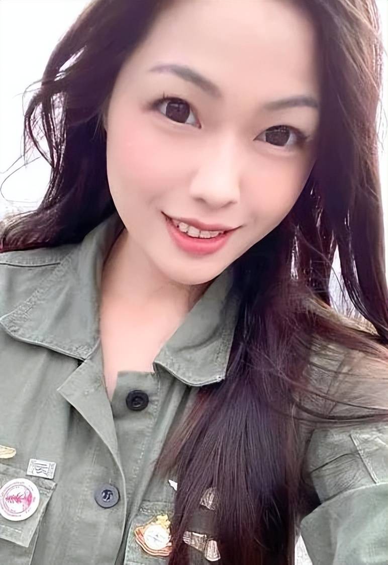 74岁老戏骨捧花接小36岁未婚妻出狱！二人相拥痛哭