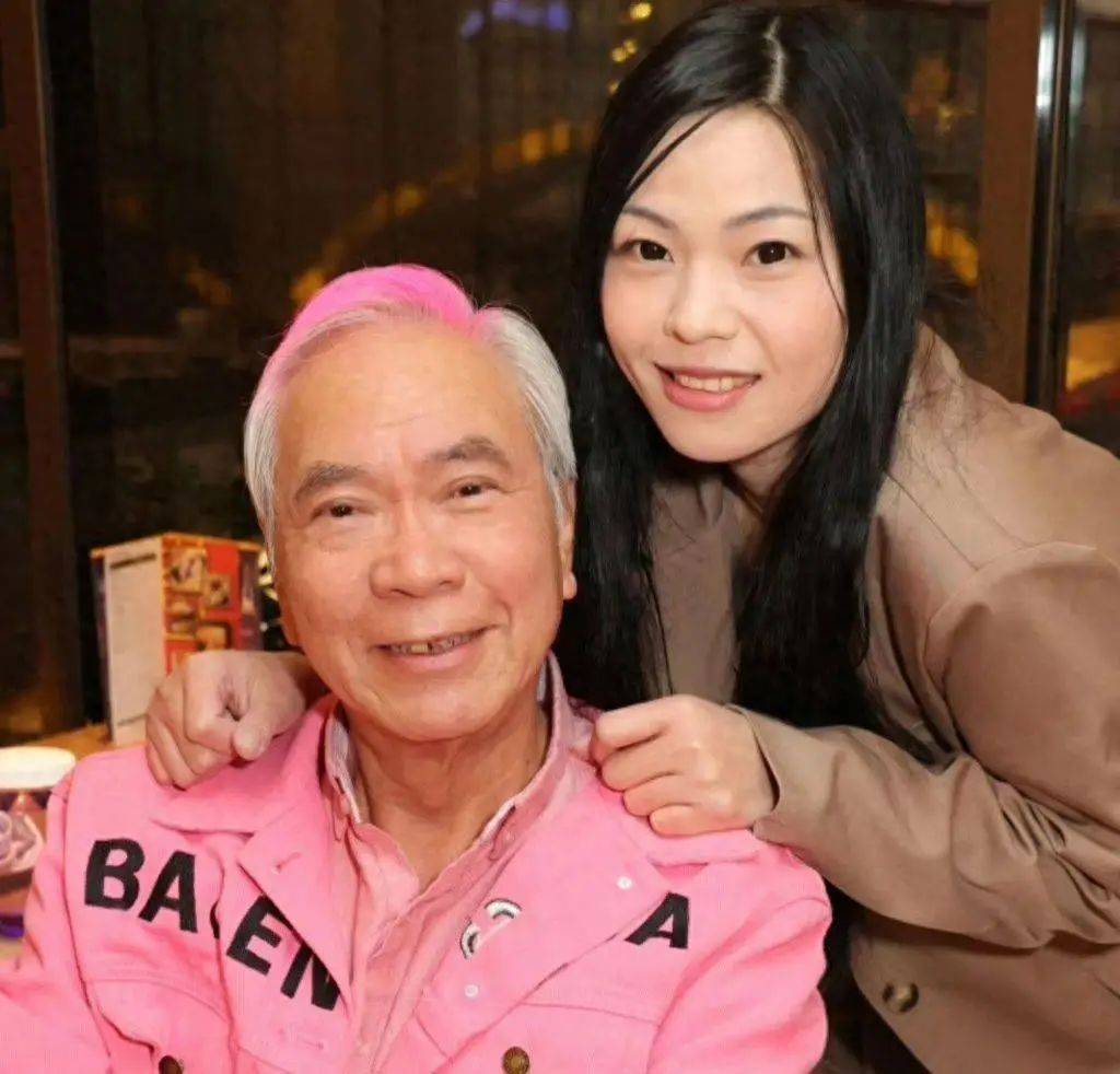 74岁老戏骨捧花接小36岁未婚妻出狱！二人相拥痛哭