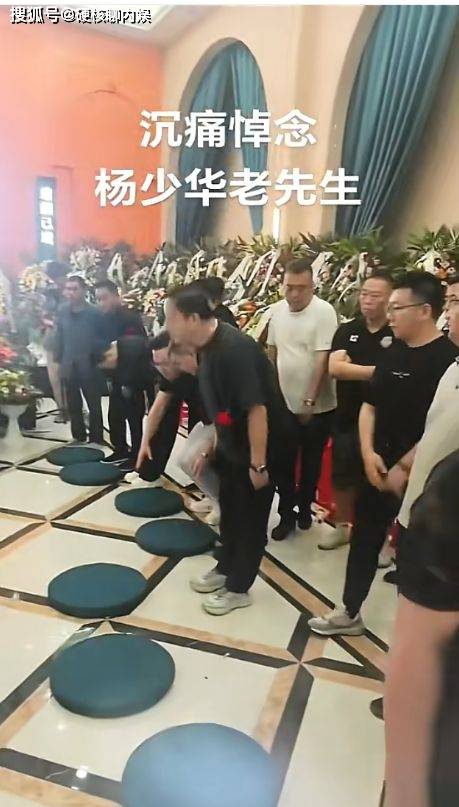 无语！杨少华追悼会上，4个儿子坐一起抽烟，别人反而鞠躬还礼！