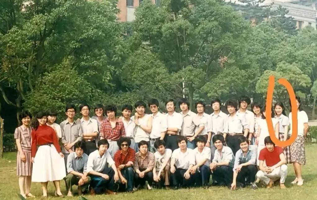 杜建英大学旧照曝光，难怪能上位！两儿子名字暗藏深意，手握股权