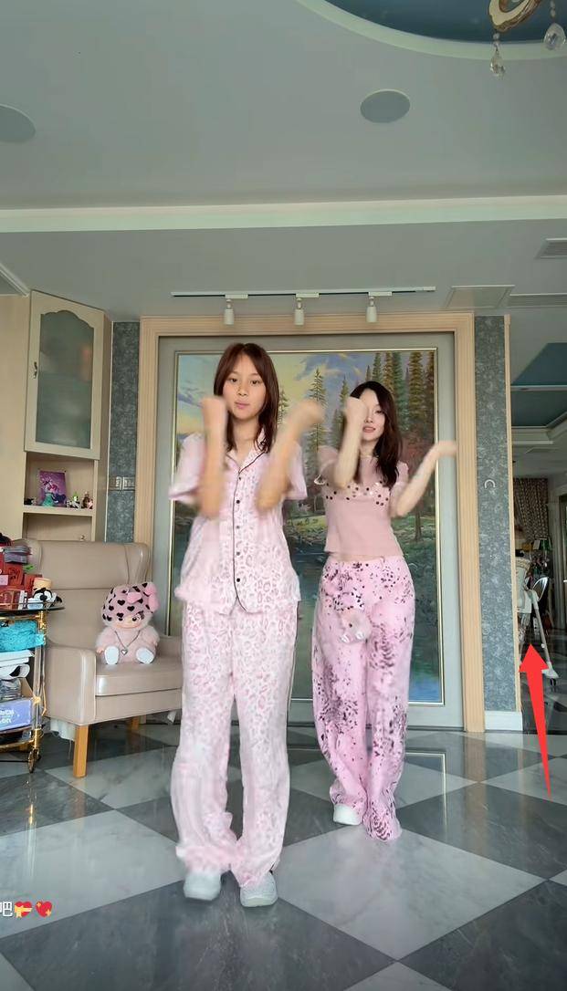 李小璐被曝二胎生子，与贾乃亮早成过去式，甜馨成负面消息接盘侠